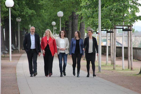 Bild auf dem Rico Gebhardt, Susanne Schaper, Marika Tändler-Walenta, Sarah Buddeberg und Antje Feiks gemeinsam zwischen Landtag und Elbe laufen und sich unterhalten.